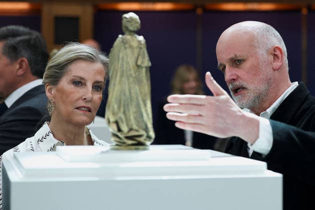 Britain s King Charles and Queen Camilla visit the British Museum on the 100th anniversary of Queen Elizabeth s birth in London, UK, 21 April 2026 Sculptor Martin Jennings shows his scaled model of the official national memorial statue of Queen Elizabeth to Sophie, Duchess of Edinburgh, at the British Museum, on the 100th anniversary of the late queen s birth, in London, Britain, April 21, 2026., Credit:Toby Melville Avalon United Kingdom, London Copyright: xTobyxMelvillex xAvalonx 1093327605