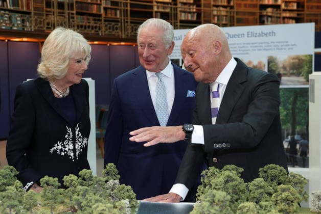 Britain s King Charles and Queen Camilla visit the British Museum on the 100th anniversary of Queen Elizabeth s birth in London, UK, 21 April 2026 London, UK, 21 April 2026: Britain s King Charles and Queen Camilla, with architect Norman Foster attend a presentation on the final design for the national memorial to Queen Elizabeth II at the British Museum, on the 100th anniversary of the late queen s birth in London., Credit:Toby Melville Avalon United Kingdom, London  Copyright: xTobyxMelvillex xAvalonx 1093327638