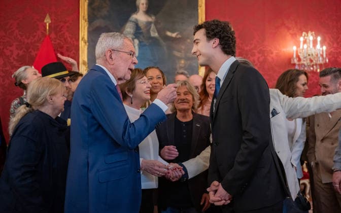 20260421 BP Van der Bellen trifft Oesterreichs ESC-Teilnehmerinnen und Teilnehmer WIEN, OESTERREICH - 21. APRIL: Bundespraesident der Republik Oesterreich Alexander -Sascha- Van der Bellen, ehemalige Geschaeftsfuehrerin des Parlamentsklubs Die Gruenen und Unternehmensberaterin First Lady Doris Maria Schmidauer und Saenger und Kontertenor und Eurovision-Song-Contest 2025 Gewinner Johannes Pietsch alias JJ waehrend des Empfangs Oesterreichs ESC-Teilnehmerinnen und -Teilnehmer aus den vergangenen Jahrzehnten anlaesslich des 70. Eurovision Song Contest vom 12. bis zum 16. Mai 2026 in Wien im Maria Theresien-Zimmer in der Wiener Hofburg am 21. April 2026 in Wien, Oesterreich. 260421_SEPA_17_039 Copyright: xIsabellexOuvrardx SEPAxMedia