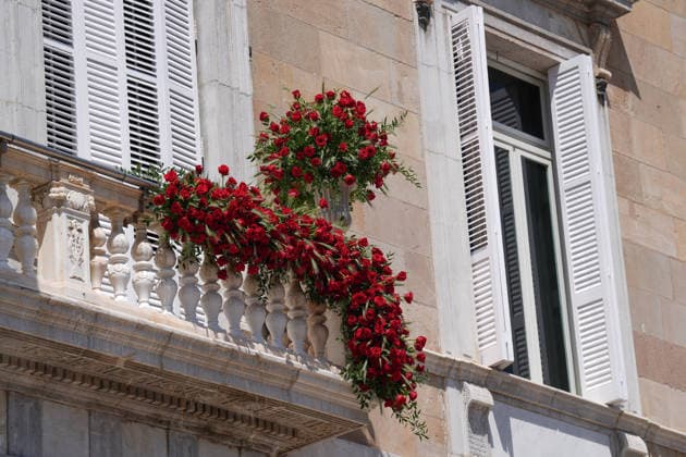 Barcelona finalizes preparations for Sant Jordi 2026 Balcony and facade of the Palau de la Generalitat decorated with flowers for Sant Jordi, on April 21, 2026, in Barcelona, Catalonia Spain Booksellers and florists finalize the details to face the day of Sant Jordi Part of the book fair has been moved to the Cathedral due to the works in La Rambla 21 APRIL 2026 Barcelona, Catalonia Barcelona, Catalonia Spain  Copyright: xDavidxZorrakinox 7458557