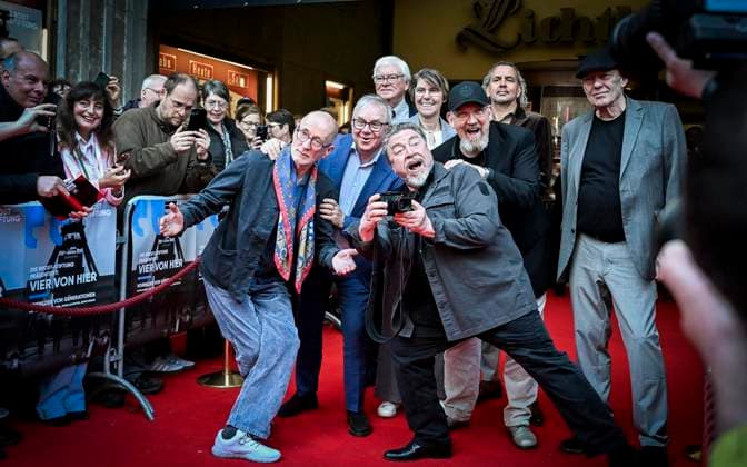 Premiere des Dokumentarfilms Vier von hier In Anwesenheit von Dietmar Bär, Joachim Krol, Peter Lohmeyer, Armin Rohde und Regisseur Christph Rüter in der Lichtburg Essen ** NUR FÜR REDAKTIONELLE ZWECKE ** EDITORIAL USE ONLY **<p>Schauspieler Peter Lohmeyer, Schauspieler Joachim Krol, Bodo Hombach, Vors. der Brost-Stiftung,Schauspieler Armin Rohde, Moderatorin Bettina Böttinger, Schauspieler Dietmar Bär, Boris Berger, stell. Vors. der Brost-Stiftung, und Regisseur Christoph Rüter, von links am Dienstag, dem 17. März 2026. Premiere des Dokumentarfilms Vier von hier In Anwesenheit von Dietmar Bär, Joachim Krol, Peter Lohmeyer und Armin Rohde. Schauspieler auf dem roten Teppich vor der Lichtburg Deutschland NRW Essen Copyright: Ke Copyright: KerstinxKokoska doc85imy3em3co1auhqpc6d ,EDITORIAL USE ONLY