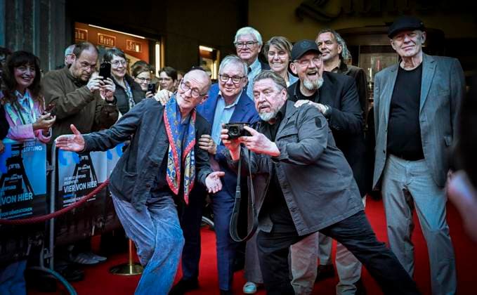 Premiere des Dokumentarfilms Vier von hier In Anwesenheit von Dietmar Bär, Joachim Krol, Peter Lohmeyer, Armin Rohde und Regisseur Christph Rüter in der Lichtburg Essen ** NUR FÜR REDAKTIONELLE ZWECKE ** EDITORIAL USE ONLY **<p>Schauspieler Peter Lohmeyer, Schauspieler Joachim Krol, Bodo Hombach, Vors. der Brost-Stiftung,Schauspieler Armin Rohde, Moderatorin Bettina Böttinger, Schauspieler Dietmar Bär, Boris Berger, stell. Vors. der Brost-Stiftung, und Regisseur Christoph Rüter, von links am Dienstag, dem 17. März 2026. Premiere des Dokumentarfilms Vier von hier In Anwesenheit von Dietmar Bär, Joachim Krol, Peter Lohmeyer und Armin Rohde. Schauspieler auf dem roten Teppich vor der Lichtburg Deutschland NRW Essen Copyright: Ke Copyright: KerstinxKokoska doc85imy3lp3qfo9fscyko ,EDITORIAL USE ONLY