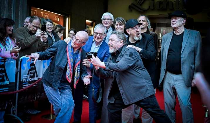 Premiere des Dokumentarfilms Vier von hier In Anwesenheit von Dietmar Bär, Joachim Krol, Peter Lohmeyer, Armin Rohde und Regisseur Christph Rüter in der Lichtburg Essen ** NUR FÜR REDAKTIONELLE ZWECKE ** EDITORIAL USE ONLY **<p>Schauspieler Peter Lohmeyer, Schauspieler Joachim Krol, Bodo Hombach, Vors. der Brost-Stiftung,Schauspieler Armin Rohde, Moderatorin Bettina Böttinger, Schauspieler Dietmar Bär, Boris Berger, stell. Vors. der Brost-Stiftung, und Regisseur Christoph Rüter, von links am Dienstag, dem 17. März 2026. Premiere des Dokumentarfilms Vier von hier In Anwesenheit von Dietmar Bär, Joachim Krol, Peter Lohmeyer und Armin Rohde. Schauspieler auf dem roten Teppich vor der Lichtburg Deutschland NRW Essen Copyright: Ke Copyright: KerstinxKokoska doc85imy3m9kyq1d154cvow ,EDITORIAL USE ONLY