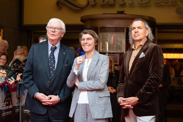 from left Bodo HOMBACH, Chairman of the Board of the Brost Foundation, Bettina BOETTINGER, presenter, Boris BERGER, Member of the Board of the Brost Foundation Red carpet, red carpet show, arrival, film premiere Vier von hier, 21 04 2026, at the Lichtburg in Essen,