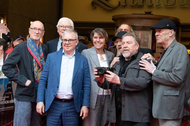 Actor Peter LOHMEYER, Bodo HOMBACH, Chairman of the Brost Foundation, actor Joachim KROL, presenter Bettina BOETTINGER, actor Dietmar BAER, bear, actor Armin ROHDE, Boris BERGER, member of the Brost Foundation board, director Christoph RUETER, Rüter, red carpet, red carpet show, arrival, arrival, film premiere Vier von hier