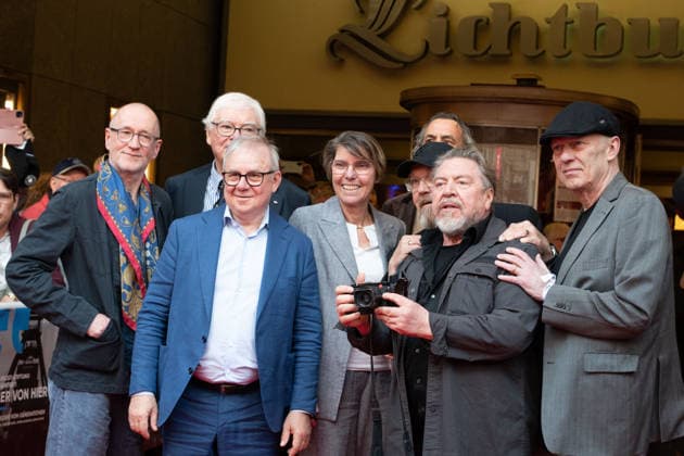 Actor Peter LOHMEYER, Bodo HOMBACH, Chairman of the Brost Foundation, actor Joachim KROL, presenter Bettina BOETTINGER, actor Dietmar BAER, bear, actor Armin ROHDE, Boris BERGER, member of the Brost Foundation board, director Christoph RUETER, Rüter, red carpet, red carpet show, arrival, arrival, film premiere Vier von hier