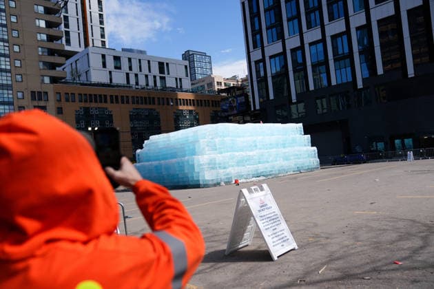 Ice Sculpture Draws Crowd for Drake’s New Album in Toronto TORONTO, CANADA - APRIL 21 : People gather around an ice sculpture, installed in a parking lot as part of a promotional campaign for Canadian rapper Drake’s new album ICEMAN in Toronto, Ontario, Canada on April 21, 2026. Mert Alper Dervis Anadolu Ontario Canada. Editorial use only. Please get in touch for any other usage.  Copyright: x2026xAnadoluxMertxAlperxDervisx