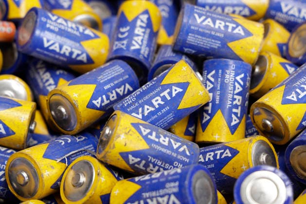 VARTA Batterien warten auf die Wiederverwertung in Europas modernsten Batterierecyclinganlage in der hessischen Gemeinde Ginsheim-Gustavsburg 21.04.26 *** VARTA batteries await recycling in Europes most modern battery recycling plant in the Hessian municipality of Ginsheim Gustavsburg 21 04 26