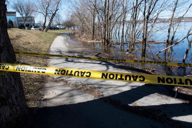 April 21, 2026, Fredericton, New Brunswick, Canada: The city of Fredricton closed parts of the walking and cycling trail along the Green, due to flood waters from the St. John River in Fredericton on Tuesday April 21, 2026. Fredericton Canada  - ZUMAc35_ 20260421_zaf_c35_088 Copyright: xStephenxMacgillivrayx