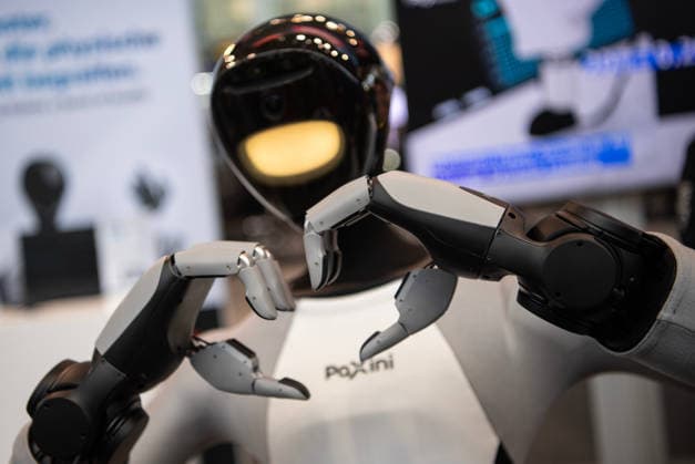 (260422) -- BEIJING, April 22, 2026 -- A humanoid robot from PaXini gestures at the Hannover Messe 2026 in Hannover, Germany, April 21, 2026. Hannover Messe 2026, Germany s flagship industrial trade fair, opened on Monday with industrial artificial intelligence (AI) and humanoid robots taking center stage for the first time. ) XINHUA PHOTOS OF THE DAY ZhangxHaofu 
