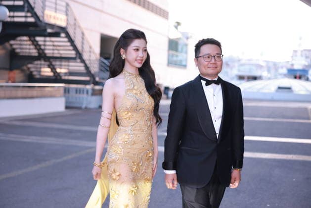 CANNES, FRANCE - APRIL 22: Actress singer Esther Yu Shuxin (L) arrives at the World AI Film Festival (WAIFF 2026) on April 22, 2026 in Cannes, France.  Copyright: xVCGx 111636497563