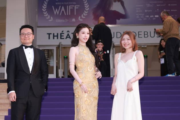 CANNES, FRANCE - APRIL 22: Actress singer Esther Yu Shuxin (C) arrives at the World AI Film Festival (WAIFF 2026) on April 22, 2026 in Cannes, France.  Copyright: xVCGx 111636497569