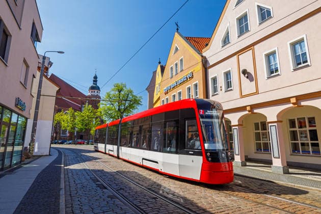 Strassenbahn Cottbus DEU Deutschland Brandenburg Cottbus, 22.04.2026, Neue Strassenbahnen in Cottbus, Ein Strassenbahnfahrzeug (Tram) der neuen Skoda-Modelle faehrt durch die Cottbuser Innenstadt. Insgesamt hat die Stadt Cottbus 22 der modernen Strassenbahnfahrzeuge (SKODA) angeschafft, die schrittweise in Betrieb genommen werden sollen. *** Streetcar Cottbus DEU Germany Brandenburg Cottbus, 22 04 2026, New streetcars in Cottbus, A streetcar of the new Skoda models runs through Cottbus city center In total, the city of Cottbus has purchased 22 of the modern SKODA trams, which are to be put into operation gradually AF_Cottbus_30138
