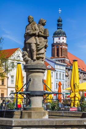 Fruehling in Cottbus DEU Deutschland Brandenburg Cottbus, 22.04.2026, Fruehlingswetter in Cottbus, Stadtbrunnen auf dem Cottbuser Altmarkt, im Hintergrund die Cottbuser Oberkirche. *** Spring in Cottbus DEU Germany Brandenburg Cottbus, 22 04 2026, Spring weather in Cottbus, city fountain on the Cottbus Altmarkt, in the background the Cottbus Oberkirche AF_Cottbus_30203