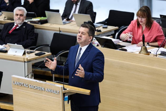 Ministerpraesident Sven Schulze (CDU,Sachsen Anhalt) - Landtagssitzung im Landtag von Sachsen Anhalt *** State Premier Sven Schulze CDU,Saxony-Anhalt State parliament session in the state parliament of Saxony-Anhalt