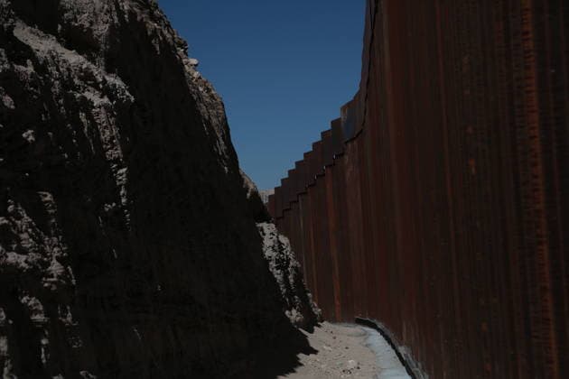 Construction of border wall between Ciudad Juarez and New Mexico has reached 100 meters CIUDAD JUAREZ , MEXICO - APRIL 22: Construction of the border wall between Ciudad Juarez and New Mexico has reached its first 100 meters in Ciudad Juarez, Mexico on April 22, 2026. This project is part of the Smart Wall initiative, launched by the U.S. government under President Donald Trump, which includes 370 kilometers of physical wall and nearly 640 kilometers of new technology in the El Paso. Christian Torres Anadolu Ciudad Juarez Mexico. Editorial use only. Please get in touch for any other usage.  Copyright: x2026xAnadoluxChristianxTorresx