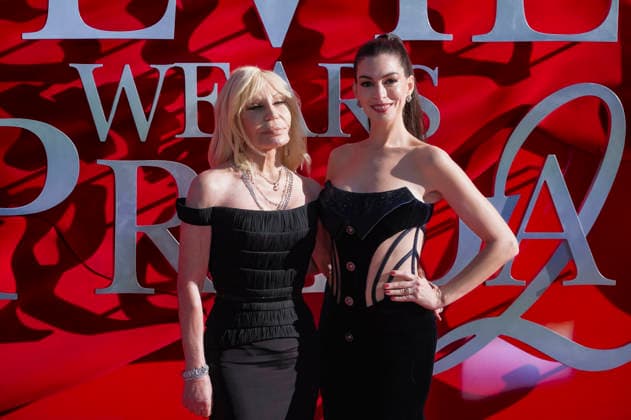 Donatella Versace and Anne Hathaway at the European premiere of the movie The Devil Wears Prada 2 The Devil Wears Prada 2 at Cineworld Leicester Square Vue West End London, 22 04 2026 Foto:xJ.xEdwardsx xFuturexImagex devil_6473