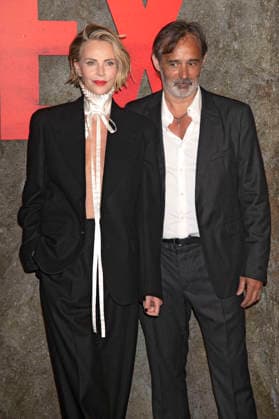 Charlize Theron and Baltasar Kormakur at the premiere of the Netflix film Apex at the Paris Theatre New York, 22 04 2026 Foto:xB.xHinex xFuturexImagex apex_6442