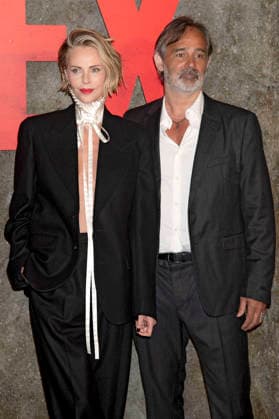 Charlize Theron and Baltasar Kormakur at the premiere of the Netflix film Apex at the Paris Theatre New York, 22 04 2026 Foto:xB.xHinex xFuturexImagex apex_6443