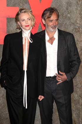 Charlize Theron and Baltasar Kormakur at the premiere of the Netflix film Apex at the Paris Theatre New York, 22 04 2026 Foto:xB.xHinex xFuturexImagex apex_6444