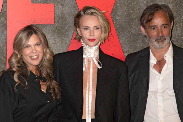 Kira Goldberg, Charlize Theron and Baltasar Kormakur at the premiere of the Netflix film Apex at the Paris Theatre New York, 22 04 2026 Foto:xB.xHinex xFuturexImagex apex_6447