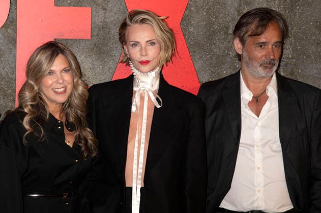 Kira Goldberg, Charlize Theron and Baltasar Kormakur at the premiere of the Netflix film Apex at the Paris Theatre New York, 22 04 2026 Foto:xB.xHinex xFuturexImagex apex_6448
