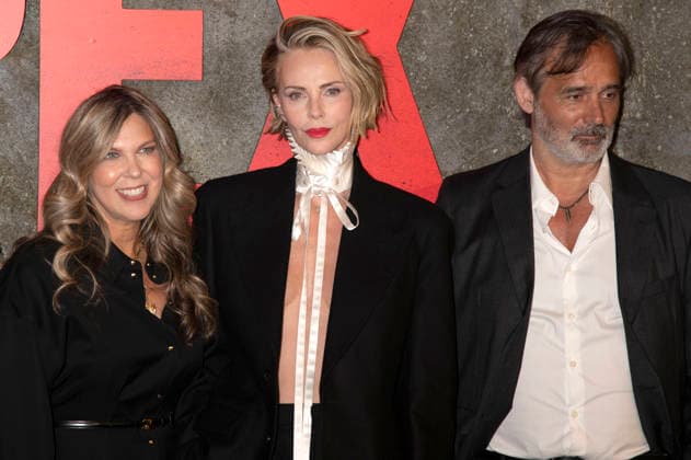 Kira Goldberg, Charlize Theron and Baltasar Kormakur at the premiere of the Netflix film Apex at the Paris Theatre New York, 22 04 2026 Foto:xB.xHinex xFuturexImagex apex_6449