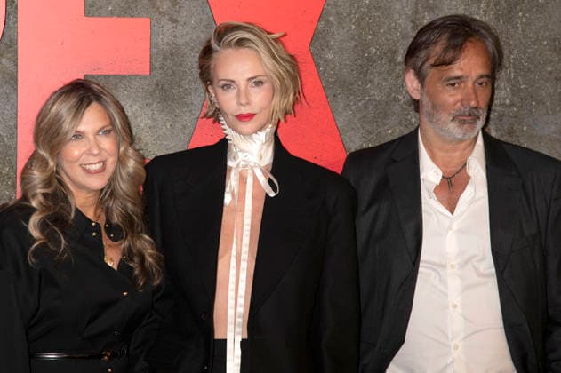 Kira Goldberg, Charlize Theron and Baltasar Kormakur at the premiere of the Netflix film Apex at the Paris Theatre New York, 22 04 2026 Foto:xB.xHinex xFuturexImagex apex_6450