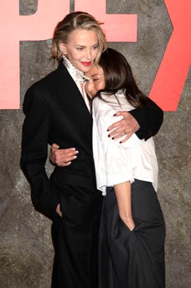 Charlize Theron and Beth Kono at the premiere of the Netflix film Apex at the Paris Theatre New York, 22 04 2026 Foto:xB.xHinex xFuturexImagex apex_6454