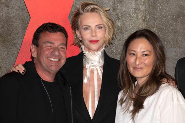 A J Dix, Charlize Theron and Beth Kono at the premiere of the Netflix film Apex at the Paris Theatre New York, 22 04 2026 Foto:xB.xHinex xFuturexImagex apex_6455