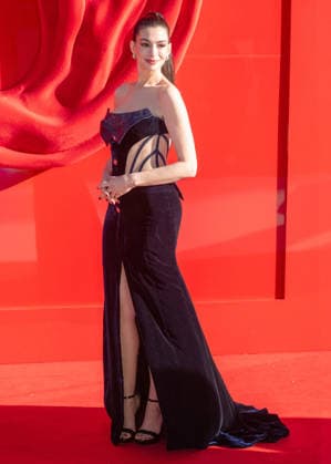 Anne Hathaway attends The Devil Wears Prada 2 European Premiere in London, England. UK. Wednesday 23rd April 2026. Copyright: xJamesxWarrenx ae75e266