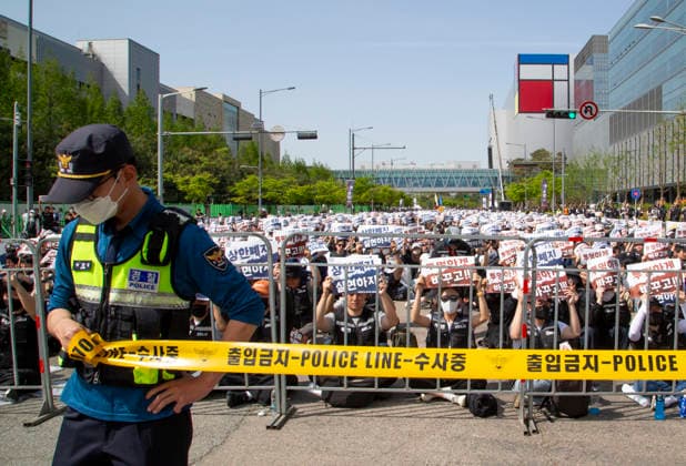 Samsung Electronics, Apr 23, 2026 : Unionized workers of Samsung Electronics Co. stage a rally at a Samsung s factory complex in Pyeongtaek, about 70 km (43 miles) south of Seoul, South Korea. About 40,000 workers participated in the rally to demand the removal of a cap on bonuses and greater transparency in calculating performance-based pay. The Samsung Electronics unit at the Samsung Group United Union (SGUU) is planning to stage a general walkout for 18 days from May 21 to June 7. Pickets read, Fulfil the removal of a cap on bonuses and Change to greater transparency in calculating performance-based pay .  aflo_327964953