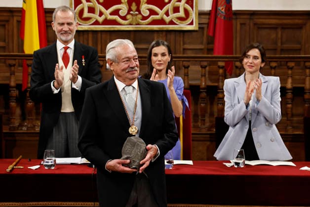Cervantes Literature Prize s winner, Mexican writer Gonzalo Celorio (C), is applauded by Spain s King Felipe VI (L) and Queen Letizia (C) and Madrid s Regional President, Isabel Diaz Ayuso (R), shortly after he received 2025 Cervantes Literature Prize during a ceremony held at the University of Alcala de Henares, Madrid, Spain, 23 April 2026. The Cervantes Prize is the most important award for Hispanic Literature that is delivered each 23 April to mark World Book Day and Spanish writer Miguel de Cervantes passing. Spain s Royal Couple hands in Cervantes Literature Prize to Mexican writer Gonzalo Celorio !ACHTUNG: NUR REDAKTIONELLE NUTZUNG!  Copyright: xBallesterosx GRAF8206 20260423-55020071068_1
