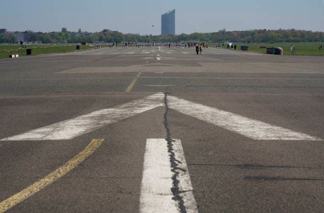 Eine der beiden etwa zwei Kilometer langen Start- und Landebahnen auf dem Tempelhofer Feld, dem ehemaligen Flughafen Berlin-Tempelhof in Berlin. Im Hintergrund in der Bildmitte der 176 Meter hohe Estrel Tower in Berlin-Neukölln, das höchste Hotel in Deutschland. *** One of the two approximately two-kilometer-long runways on Tempelhofer Feld, the former Berlin Tempelhof Airport in Berlin In the background in the middle of the picture is the 176-meter-high Estrel Tower in Berlin Neukölln, the tallest hotel in Germany