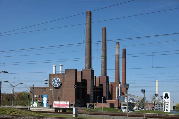 VW Wolfsburg, 23.04.2026, VW Zeichen auf dem Heizkraftwerk Wolfsburg Nord Süd (VW-Kraftwerk), vier Schornsteine, am Wolfsburger Hauptbahnhof Niedersachsen Deutschland *** VW Wolfsburg, 23 04 2026, VW sign on the cogeneration plant Wolfsburg North South VW power plant, four chimneys, at Wolfsburg main station Lower Saxony Germany