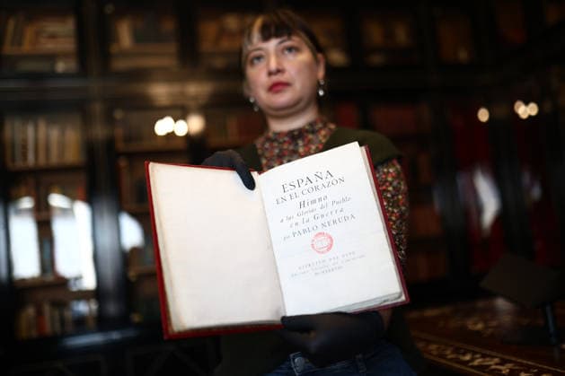 Chile displays Neruda s historical book created during the Spanish Civil War SANTIAGO, CHILE - APRIL 23: Conservator Loreto Millar holds the book Espana en el Corazon (Spain in My Heart) by Nobel Prize-winning author Pablo Neruda (1904-1973) on the occasion of International Book Day in Santiago, Chile, on April 23. This heritage work, produced by Republican soldiers during the Spanish Civil War in 1938 and considered one of the most unique editions in book history due to its content and physical form, is one of the few remaining for public consultation worldwide: only about six copies are preserved, including copy no. 41 in the Andres Bello Central Archive of the University of Chile, donated by Neruda himself. According to the university  Copyright: x2026xAnadoluxLucasxAguayoxAraosx