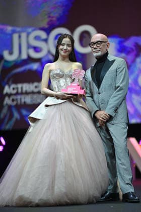 Opening Ceremony - The 9th Cannes Series International Festival. FC CANNES, FRANCE - APRIL 23 Jisoo receives the Madame Figaro Rising Star Award from Richard Gianorio during the Opening Ceremony at the 9th Cannes Series International Festival on April 23, 2026 in Cannes, France. Cannes France  Copyright: xCastelxFranck ABACAx