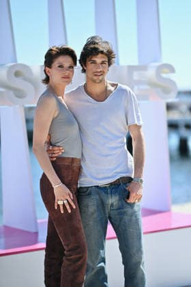 p tain De Soiree Photocall - The 9th Cannes Series International Festival. FC CANNES, FRANCE - APRIL 23 A guest and Leo Vazzoler attends the P tain De Soiree Photocall at the 9th Cannes Series International Festival at Plage Du Majestic on April 23, 2026 in Cannes, France.. Photo by Franck Castel ABACAPRESS.COM Cannes France  Copyright: xCastelxFranck ABACAx