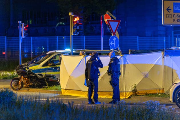 Tödlicher Motorradunfall in Offenbach am Main Am 23.04.2026 kam es gegen 22:00 Uhr im Kaiserleikreisel in der Strahlenbergerstraße in Offenbach am Main, zwischen der Auf- und Abfahrt der A 661, zu einem tödlichen Alleinunfall. Der Fahrer einer Harley-Davidson kam zu Fall und prallte mit seiner Maschine im Grünstreifen gegen ein Verkehrsschild. Der Motorradfahrer verstarb noch an der Unfallstelle. Der Kreisverkehr war bis etwa 00:45 Uhr teilweise gesperrt. Die Unfallursache ist ungeklärt die Staatsanwaltschaft beauftragte einen Sachverständigen mit der Rekonstruktion des Unfallhergangs. Offenbach am Main Kaiserlei Hessen Deutschland *** Fatal motorcycle accident in Offenbach am Main On 23 April 2026, at around 10 p.m., a fatal sing