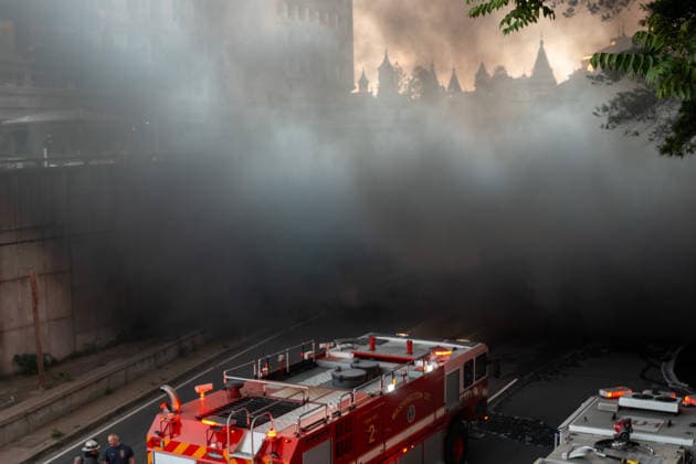 April 23, 2026, Washington, Dc, United States: The top of the Smithsonian is visible through the smoke from a bus first in the Ninth Street tunnel Washington, District of Columbia on April 23, 2026. No one was injured in the fire that snarled traffic during rush hour. Washington United States - ZUMAl312 20260423_znp_l312_032 Copyright: xAndrewxLeydenx