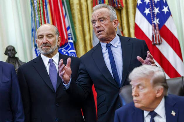 April 23, 2026, Washington, District Of Columbia, USA: United States Secretary of Health and Human Services ROBERT F. KENNEDY, JR,, top right, with US Secretary of Commerce HOWARD LUTNICK, left,, and US President DONALD J TRUMP, delivers remarks during a Health Care Affordability event in the Oval Office at the White House. Washington, DC. Washington USA - ZUMAs152 20260423_faa_s152_037 Copyright: xWILLxOLIVERx
