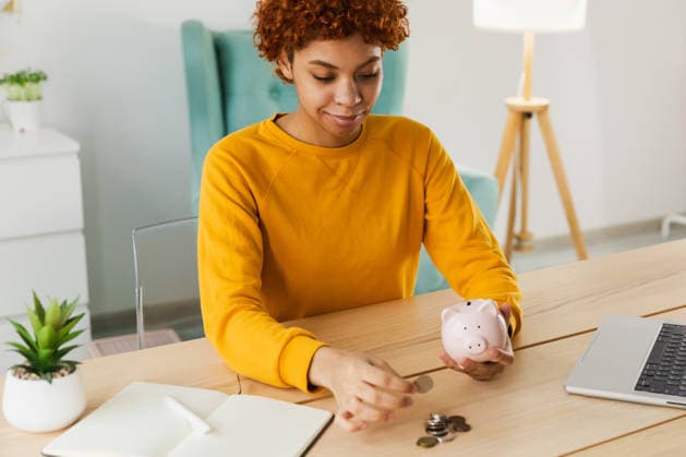 Sparen Geld Investition für die Zukunft. Afroamerikanisches Mädchen hält rosa Sparschwein und setzen Geldmünze. Sparen Investition Budget Geschäft Reichtum Ruhestand finanzielle Geld Banking-Konzept. Saving money investment for future. African American girl holding pink piggy bank and putting money coin. Saving investment budget business wealth retirement financial money banking concept (License=RF) ,model released, Symbolfoto Copyright: xZoonar.com IuliiaxZavalishinax 24901160 ,model released, Symbolfoto ,property released