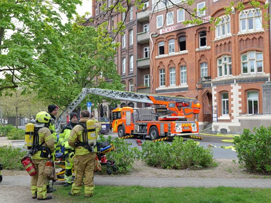 Wohnungsbrand im Postkamp Betroffene Bewohner mussten mit Drehleiter über Fenster aus dem Haus gerettet werden. Großaufgebot an Feuerwehr und Rettungsdienst in Hannover. *** Apartment fire in Postkamp Residents affected had to be rescued from the house using a turntable ladder Large fire department and rescue service in Hanover Copyright: xBerndxGüntherx