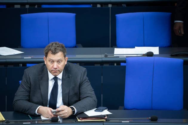 Deutscher Bundestag, 74. Plenarsitzung Lars Klingbeil, Bundesminister der Finanzen, Vizekanzler alleine auf der Regierungsbank bei der 74. Sitzung des Deutschen Bundestag in Berlin, 24.04.2026 Berlin Berlin Deutschland *** German Bundestag, 74th plenary session Lars Klingbeil, Federal Minister of Finance, Vice Chancellor alone on the government bench at the 74th session of the German Bundestag in Berlin, 24 04 2026 Berlin Berlin Germany