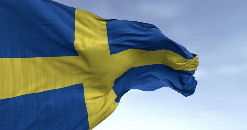 Nahaufnahme der wehenden schwedischen Nationalflagge an einem klaren Tag Close-up of national flag of Sweden waving. Yellow Nordic cross on a blue background. Scandinavian country. 3d illustration render. Fluttering fabric. Selective focus (License=RF) Copyright: xZoonar.com ValerioxRosatix 24904891