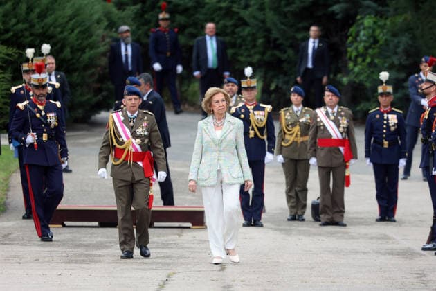 Queen Sofia presides over the ceremony of the solemn Swearing in of civilian personnel Queen Sofia during the ceremony of the solemn Swearing in of civilian personnel at the El Rey de la Guardia Real Barracks, on April 24, 2026, in Madrid Spain The oath or promise before the Flag of Spain is legally established in our legal system, It allows Spaniards who, without wishing to join the Armed Forces on a professional basis, may express their commitment to the defense of Spain, by taking the oath or pledge before the Spanish Flag, as a prerequisite for the acquisition of the status of professional military personnel.  Copyright: xÃngelxDiazxBrinasx 7467757