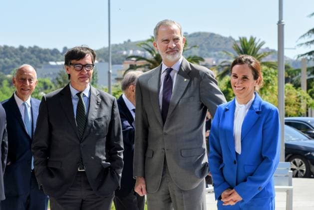 The King inaugurates the CaixaResearch Institute in Barcelona King Felipe VI c , the Minister of Health, Mónica García, and the President of the Generalitat, Salvador Illa i , during the inauguration of the CaixaResearch Institute, 24 April 2026, in Barcelona, Catalonia Spain The CaixaResearch Institute is the first Spanish research center specialized in immunology, focused on the study of the immune system and how it is related to the most prevalent diseases - such as neurological, oncological or infectious diseases - also taking into account the impact of environmental factors 24 APRIL 2026 Barcelona Barcelona Barcelona Spain Copyright: xAlbertoxParedesx 7467915