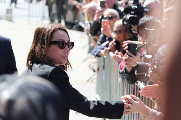 Laura Smet Exiting the funeral of Nathalie Baye at the Saint Sulpice church in Paris on April 24, 2026 Dominique Jacovides Coadic Guirec Bestimage Exiting the funeral of Nathalie Baye at the Saint Sulpice church in Paris on April 24, 2026 Paris France  Copyright: xCOADIC-JACOVIDESx xBESTIMAGExCOADIC-JACOVIDESx xBESTIMAGEx