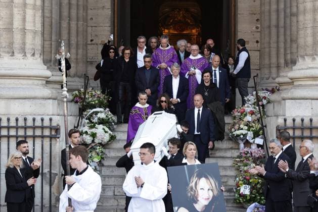 Funeral of the French actress Nathalie Baye PHOTOPQR LE PARISIEN LP Fred Dugit Paris 24 04 2026 Culture Paris Ve , le 24 04 2026 Obsèques de lactrice française Nathalie Baye à léglise parisienne de Saint Sulpice Sortie du cercueil LP Fred Dugit 24 April 2026, Paris 5th arrondissement , France Funeral of the French actress Nathalie Baye at the Church of Saint Sulpice in Paris Local Caption LP Fred Dugit Paris 75 France  Copyright: xPHOTOPQR LExPARISIEN MAXPPPxLPx xFredxDugitx 20260424LPA5200 20260424LPA5200