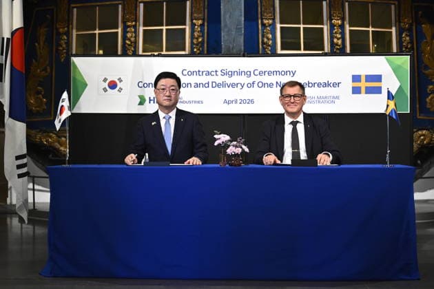 Joo Won-ho, President of HD Hyundai Heavy Industries, and Erik Eklund, Director General of the Swedish Maritime Administration, at the Maritime Museum during a ceremony for the procurement of a new icebreaker, in Stockholm, Sweden on april 24, 2026. STOCKHOLM SWEDEN x10430x *** Joo Won ho, President of HD Hyundai Heavy Industries, and Erik Eklund, Director General of the Swedish Maritime Administration, at the Maritime Museum during a ceremony for the procurement of a new icebreaker, in Stockholm, Sweden on April 24, 2026 STOCKHOLM SWEDEN x10430x  Copyright: xChristinexOlsson TTx REPUBLIC OF KOREA AND SWEDEN MAKES ICEBREAKER DEAL byeASASKpUI